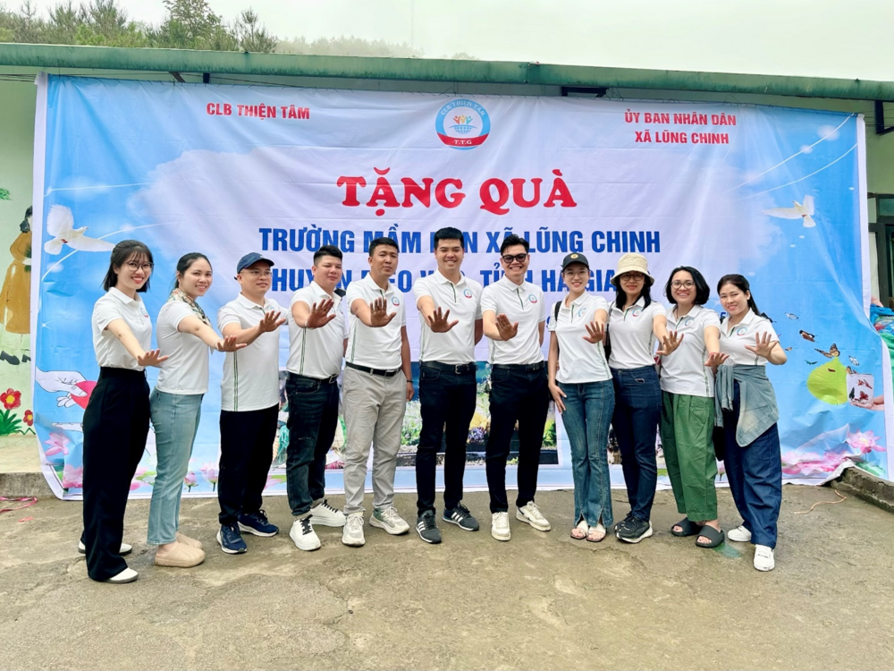 Vượt núi gieo yêu thương - Hành trình đến với trẻ em vùng cao của câu lạc bộ trang chu fun88 8