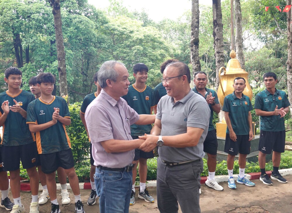 Cuộc hội ngộ nghĩa tình của HLV Park Hang-seo với ân nhân bầu Đức 1